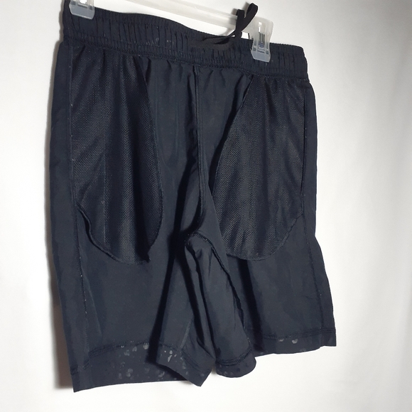 Under Armour Loose Black Medium Shorts - Picture 8 of 16